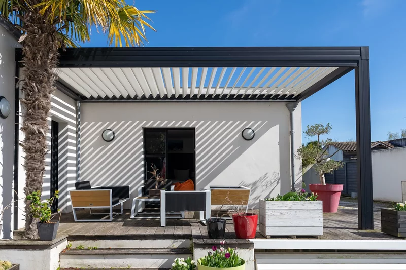 Pergola bioclimatica retractabila, spatiul tau exterior, reimaginat